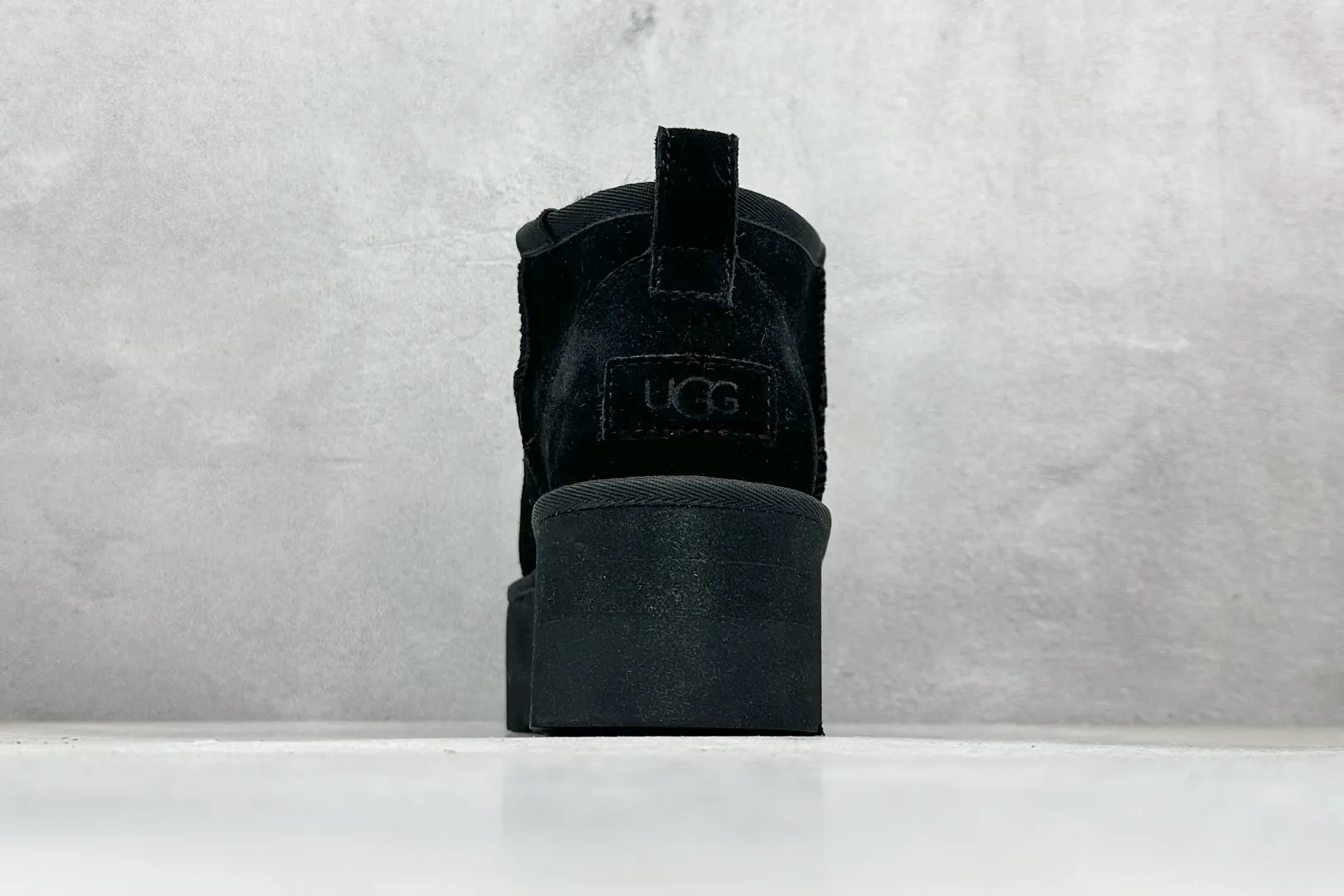🐲💰 520 supports stores. The top version on the market UGG Mini thick-soled short tube 5cm. Xiaohongshu's hot model. Produced by a major foreign trade factory in Guangzhou. The toe box and the insole are all made of genuine sheep fur. Independent outer box packaging. Chip. With waterproof technology. Different from any version on the market. 5cm thick sole. Independent original development of outsole. Cashmere insole. It is a very suitable choice for going out in winter and at home. In the new year, uug has launched a style series, which is partially biased towards the preferences of young consumers. It has also moved to the forefront of fashion trends. Shoe body material: water-repellent coated suede upper, 17 mm UGGPURE™ implanted wool insole, lightweight non-slip comfortable rubber outsole, brand LOGO trademark, complete package, item number: 1135092, size: 35 36 37 38 39 40